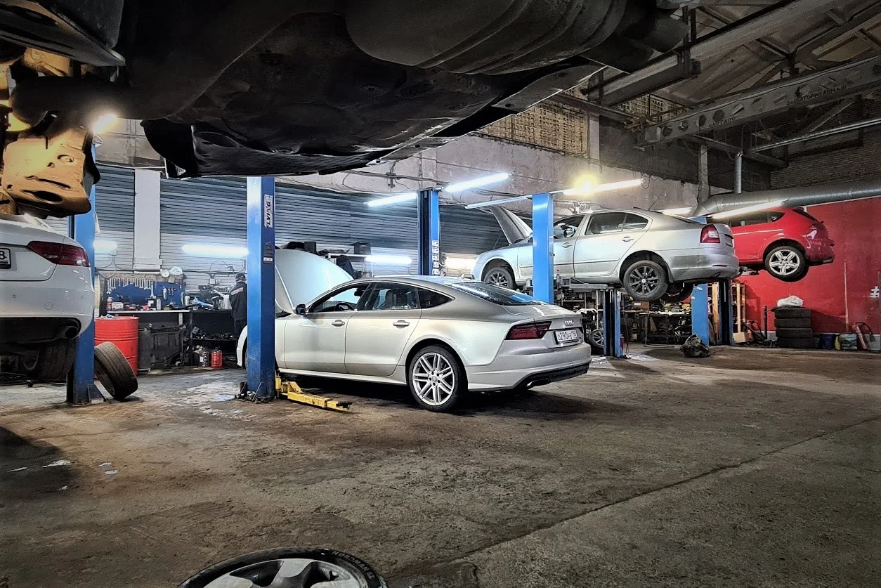 Ремзона на Парнасе: Audi A7 у подъемника, Skoda Octavia поднята на соседнем